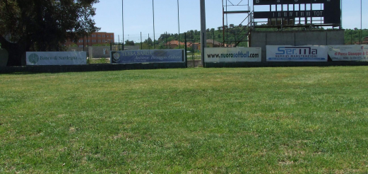 Softball (Nuoro): dopo il verticuting e' stato distribuito del topsoil per ridurre le irregolarita' del fondo